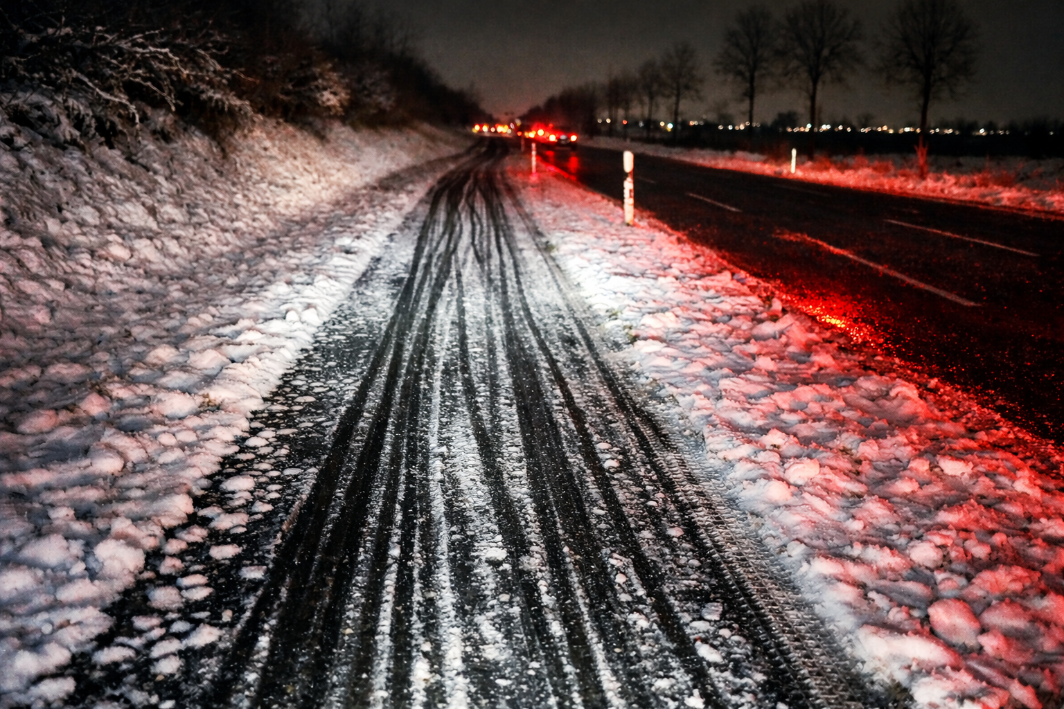 Vereister Radweg bei Nacht – Schneewinter 2026 mit Spurrillen und Glätte